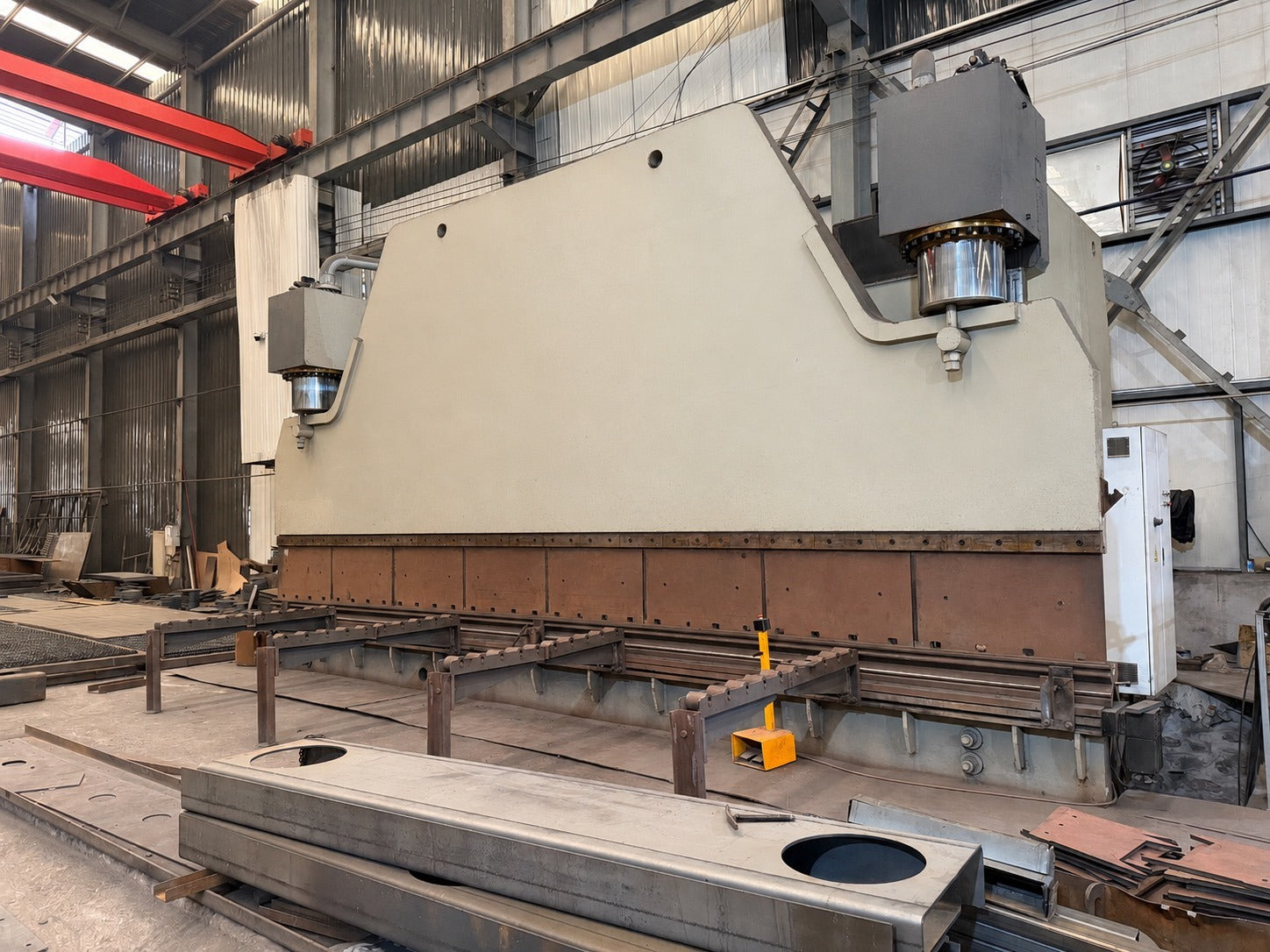 Clean press brake setup for long and heavy plate bending